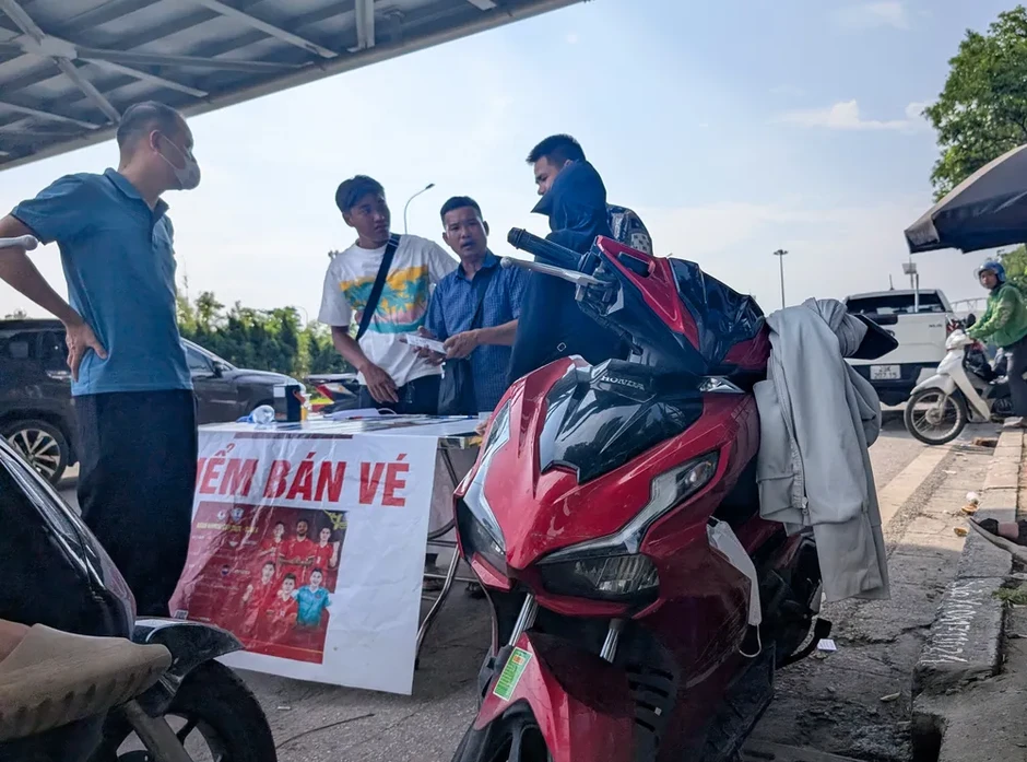 Nhộn nhịp vé "chợ đen" trước trận Việt Nam - Campuchia Nhộn nhịp vé "chợ đen" trước trận Việt Nam - Campuchia