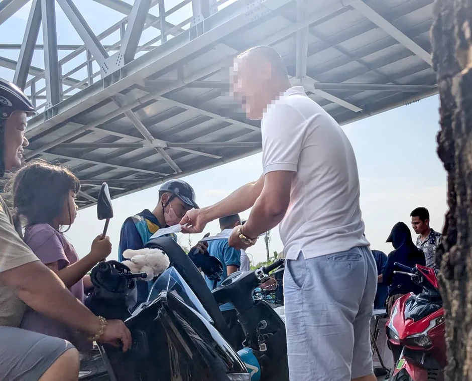 Nhộn nhịp vé "chợ đen" trước trận Việt Nam - Campuchia Nhộn nhịp vé "chợ đen" trước trận Việt Nam - Campuchia