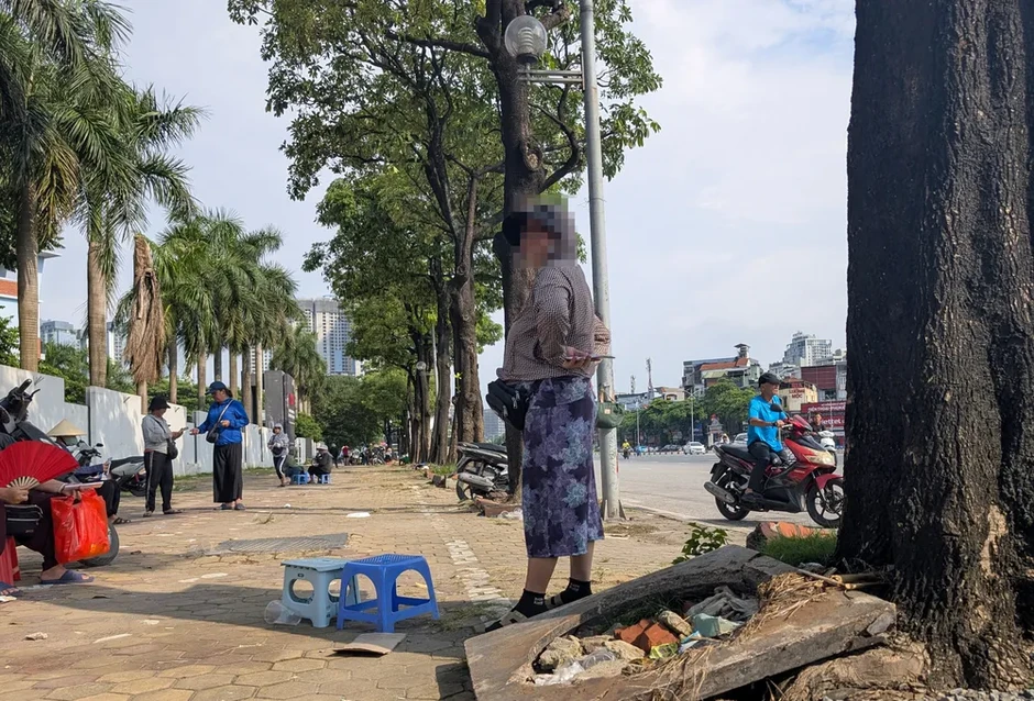 Nhộn nhịp vé "chợ đen" trước trận Việt Nam - Campuchia Nhộn nhịp vé "chợ đen" trước trận Việt Nam - Campuchia
