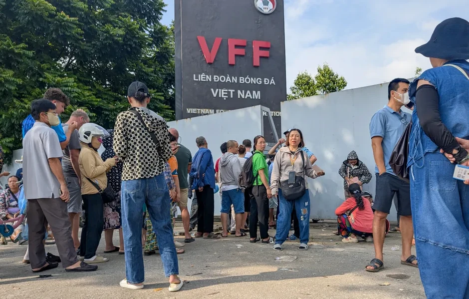 Nhộn nhịp vé "chợ đen" trước trận Việt Nam - Campuchia Nhộn nhịp vé "chợ đen" trước trận Việt Nam - Campuchia