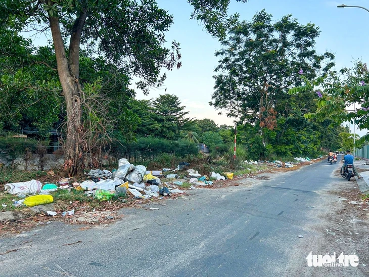 Nhức nhối nạn đổ trộm rác tại một số khu vực ở Đà Nẵng