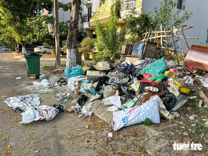 Nhức nhối nạn đổ trộm rác tại một số khu vực ở Đà Nẵng