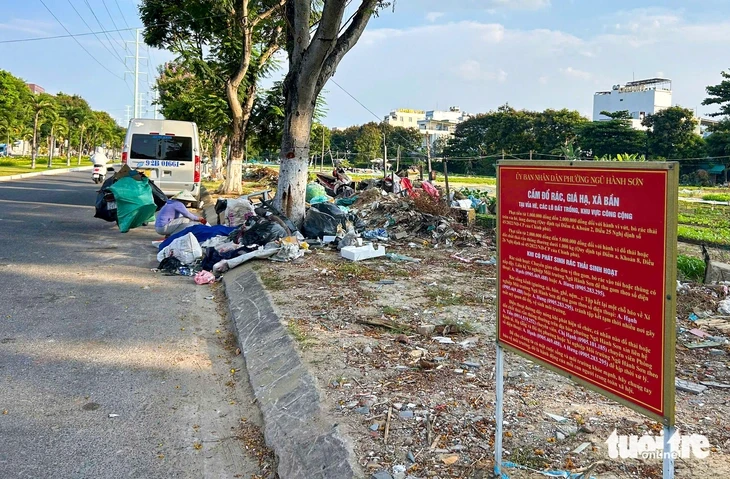 Nhức nhối nạn đổ trộm rác tại một số khu vực ở Đà Nẵng