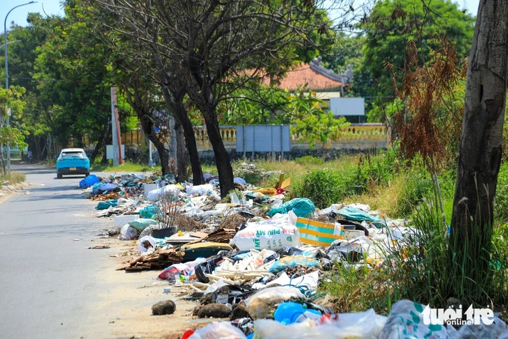 Nhức nhối nạn đổ trộm rác tại một số khu vực ở Đà Nẵng