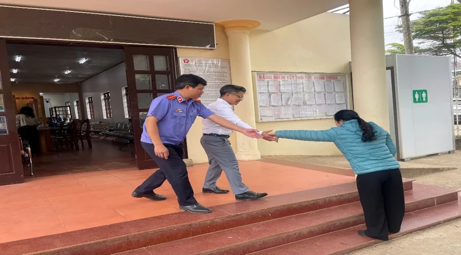 Những bậc thềm trước trung tâm phục vụ hành chính công và kiến nghị của VKSND Những bậc thềm trước trung tâm phục vụ hành chính công và kiến nghị của VKSND