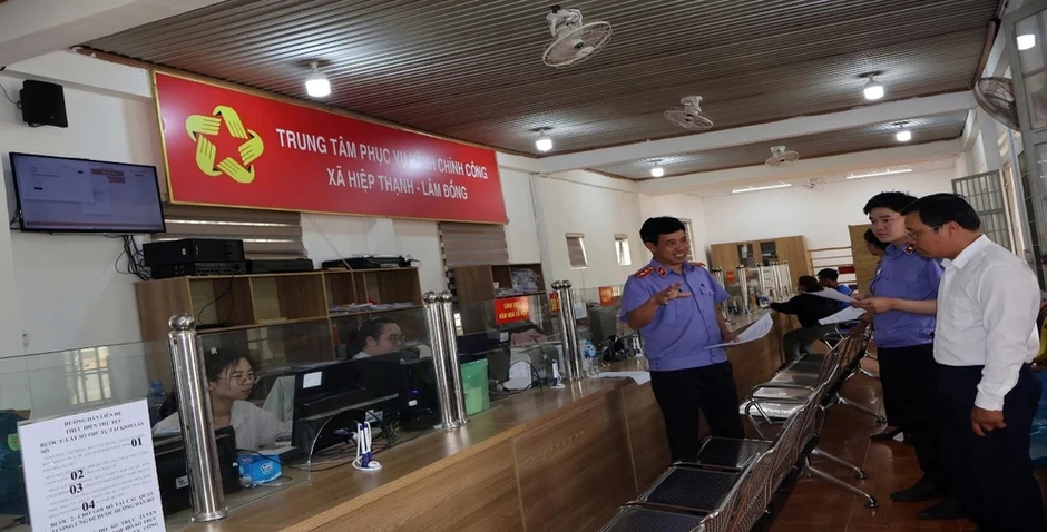 Những bậc thềm trước trung tâm phục vụ hành chính công và kiến nghị của VKSND Những bậc thềm trước trung tâm phục vụ hành chính công và kiến nghị của VKSND