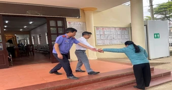 Những bậc thềm trước trung tâm phục vụ hành chính công và kiến nghị của VKSND