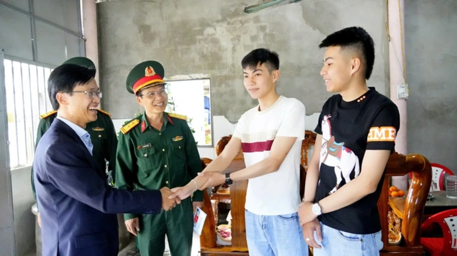 Những cặp anh em song sinh tình nguyện nhập ngũ Những cặp anh em song sinh tình nguyện nhập ngũ