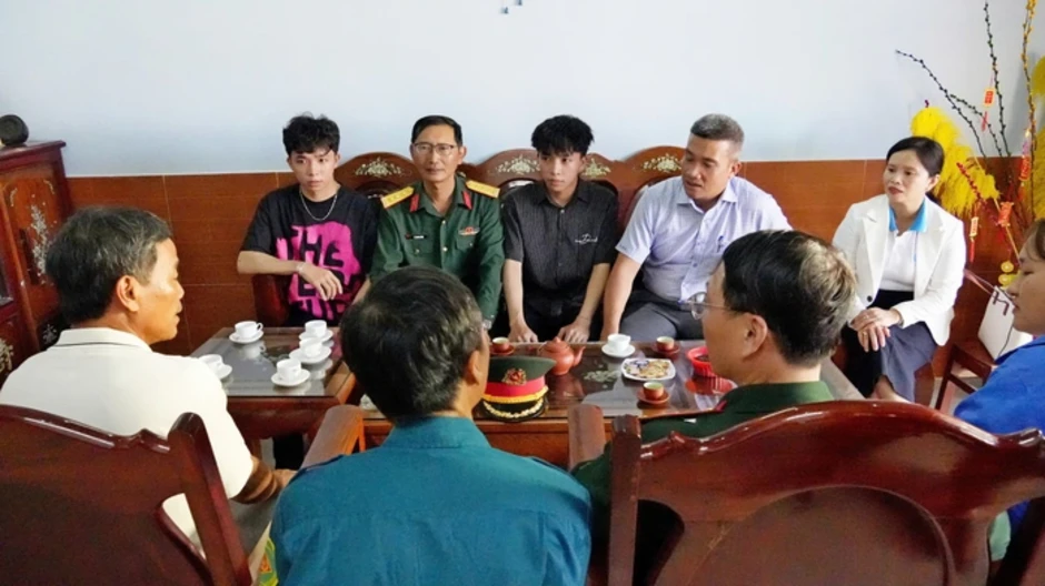 Những cặp anh em song sinh tình nguyện nhập ngũ Những cặp anh em song sinh tình nguyện nhập ngũ