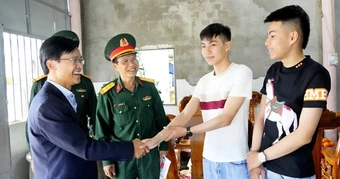 Những cặp anh em song sinh tình nguyện nhập ngũ