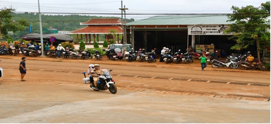 Những chuyến xe đặc biệt đưa thí sinh kịp giờ thi ở vùng biên Những chuyến xe đặc biệt đưa thí sinh kịp giờ thi ở vùng biên