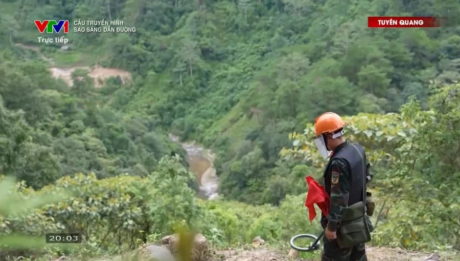 Những dấu chân thầm lặng "mở đất" đón các Anh hùng liệt sĩ trở về Những dấu chân thầm lặng "mở đất" đón các Anh hùng liệt sĩ trở về
