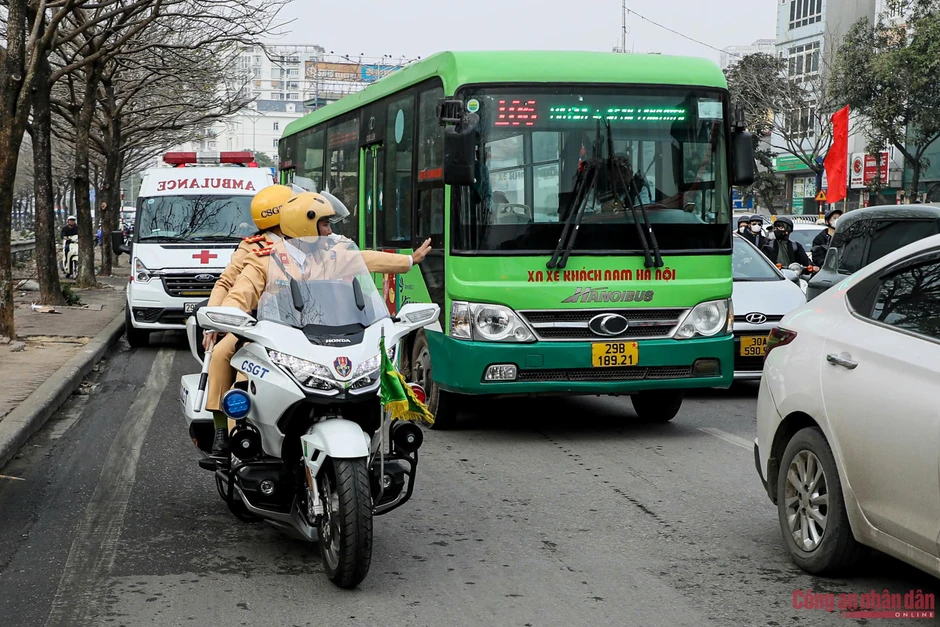 Những điều người tham gia giao thông cần biết khi gặp xe ưu tiên đang làm nhiệm vụ Những điều người tham gia giao thông cần biết khi gặp xe ưu tiên đang làm nhiệm vụ