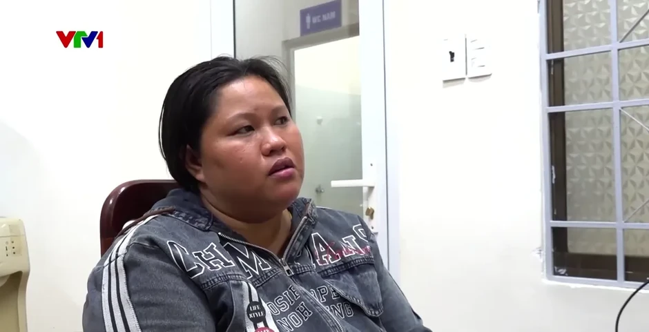 Những đứa trẻ bán hoa quả đến 2 giờ sáng và nỗi sợ không bán hết hàng Những đứa trẻ bán hoa quả đến 2 giờ sáng và nỗi sợ không bán hết hàng