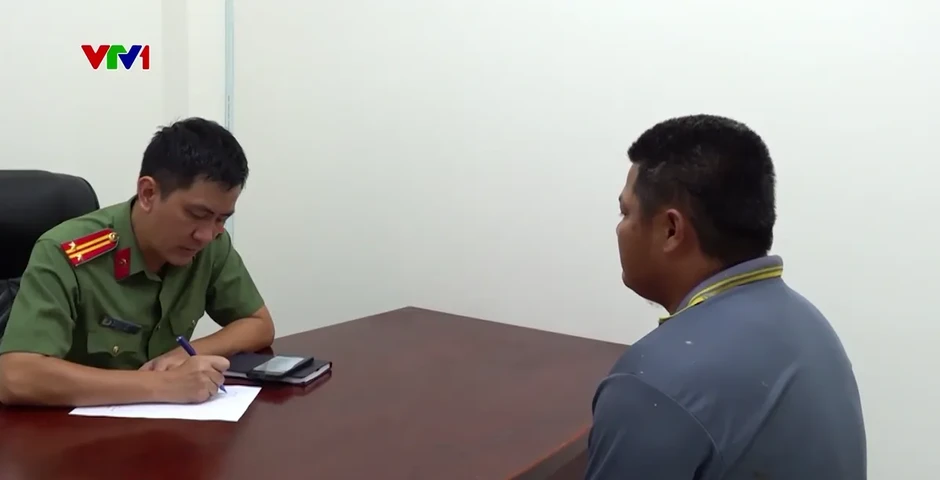 Những đứa trẻ bán hoa quả đến 2 giờ sáng và nỗi sợ không bán hết hàng Những đứa trẻ bán hoa quả đến 2 giờ sáng và nỗi sợ không bán hết hàng