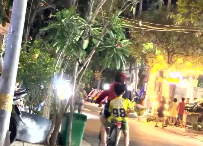Những đứa trẻ bán hoa quả đến 2 giờ sáng và nỗi sợ không bán hết hàng Những đứa trẻ bán hoa quả đến 2 giờ sáng và nỗi sợ không bán hết hàng