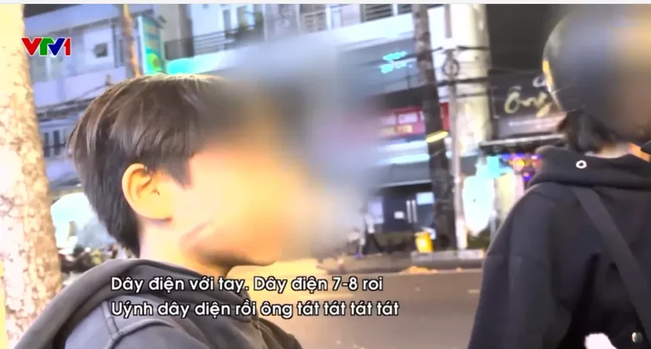 Những đứa trẻ bán hoa quả đến 2 giờ sáng và nỗi sợ không bán hết hàng Những đứa trẻ bán hoa quả đến 2 giờ sáng và nỗi sợ không bán hết hàng