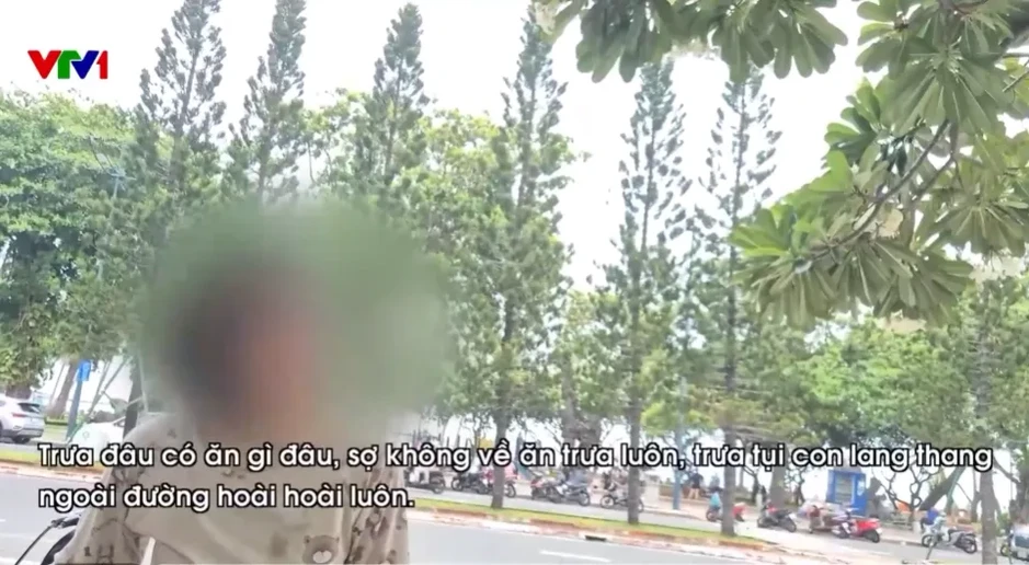 Những đứa trẻ bán hoa quả đến 2 giờ sáng và nỗi sợ không bán hết hàng Những đứa trẻ bán hoa quả đến 2 giờ sáng và nỗi sợ không bán hết hàng