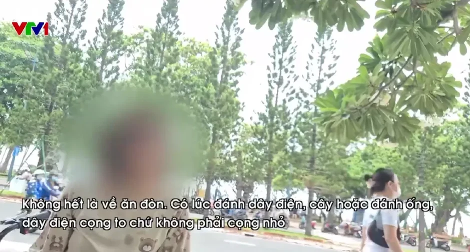 Những đứa trẻ bán hoa quả đến 2 giờ sáng và nỗi sợ không bán hết hàng Những đứa trẻ bán hoa quả đến 2 giờ sáng và nỗi sợ không bán hết hàng