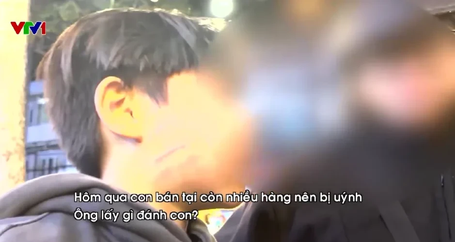 Những đứa trẻ bán hoa quả đến 2 giờ sáng và nỗi sợ không bán hết hàng Những đứa trẻ bán hoa quả đến 2 giờ sáng và nỗi sợ không bán hết hàng