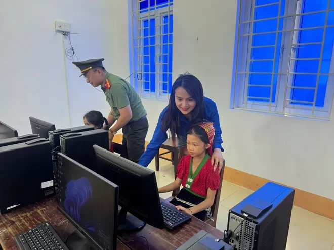 Những món quà theo chân tuổi trẻ đến với vùng cao Nghệ An Những món quà theo chân tuổi trẻ đến với vùng cao Nghệ An