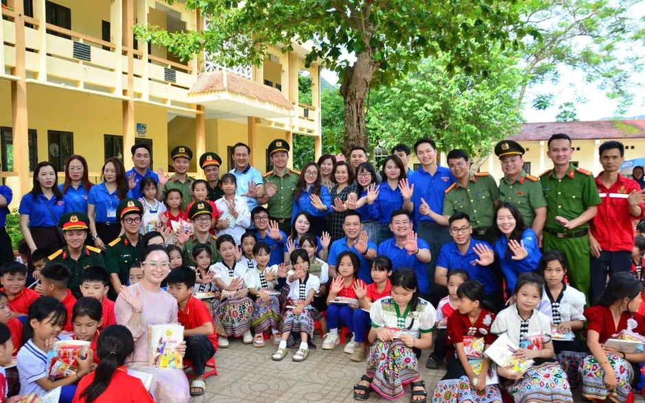 Những món quà theo chân tuổi trẻ đến với vùng cao Nghệ An Những món quà theo chân tuổi trẻ đến với vùng cao Nghệ An