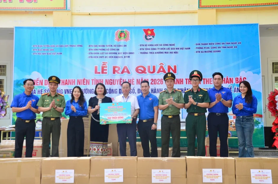Những món quà theo chân tuổi trẻ đến với vùng cao Nghệ An Những món quà theo chân tuổi trẻ đến với vùng cao Nghệ An