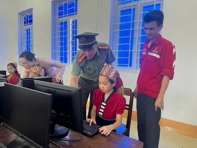 Những món quà theo chân tuổi trẻ đến với vùng cao Nghệ An Những món quà theo chân tuổi trẻ đến với vùng cao Nghệ An