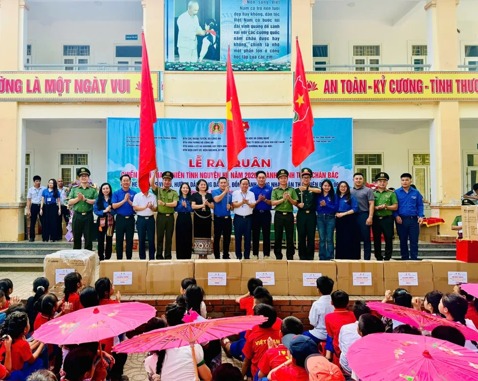 Những món quà theo chân tuổi trẻ đến với vùng cao Nghệ An Những món quà theo chân tuổi trẻ đến với vùng cao Nghệ An
