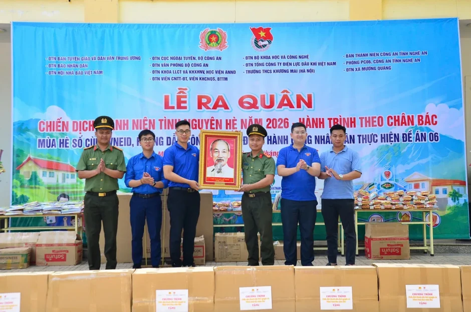 Những món quà theo chân tuổi trẻ đến với vùng cao Nghệ An Những món quà theo chân tuổi trẻ đến với vùng cao Nghệ An