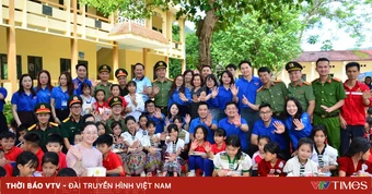 Những món quà theo chân tuổi trẻ đến với vùng cao Nghệ An
