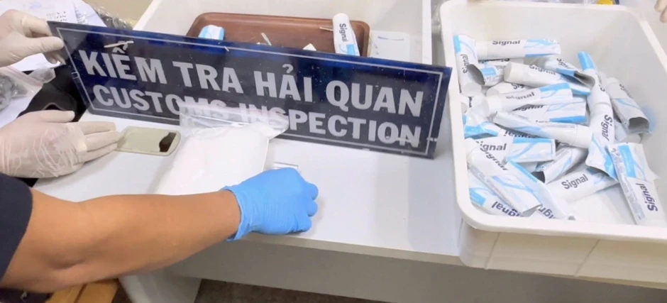 Những nhân vật bí ẩn trong vụ 4 tiếp viên xách ma tuý từ Pháp về Việt Nam Những nhân vật bí ẩn trong vụ 4 tiếp viên xách ma tuý từ Pháp về Việt Nam