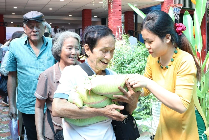 Những phần quà ấm áp nghĩa tình đến người khó khăn ở TPHCM Những phần quà ấm áp nghĩa tình đến người khó khăn ở TPHCM