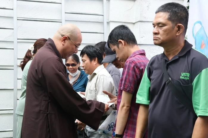 Những phần quà ấm áp nghĩa tình đến người khó khăn ở TPHCM Những phần quà ấm áp nghĩa tình đến người khó khăn ở TPHCM