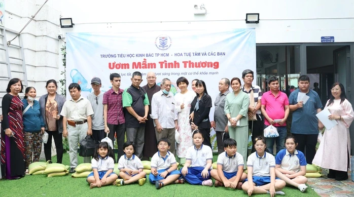 Những phần quà ấm áp nghĩa tình đến người khó khăn ở TPHCM Những phần quà ấm áp nghĩa tình đến người khó khăn ở TPHCM