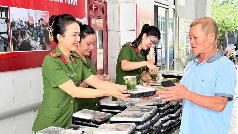 Những suất cơm nghĩa tình ở Bệnh viện Hữu nghị đa khoa Nghệ An Những suất cơm nghĩa tình ở Bệnh viện Hữu nghị đa khoa Nghệ An