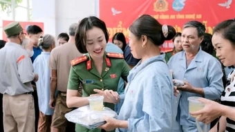 Những suất cơm nghĩa tình ở Bệnh viện Hữu nghị đa khoa Nghệ An