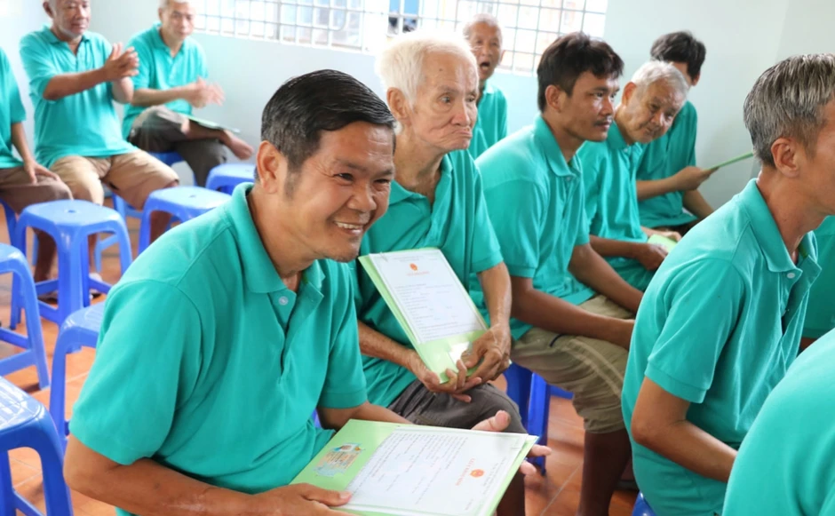 Những tấm căn cước đặc biệt được trao gửi cho nhóm nhân khẩu đặc thù Những tấm căn cước đặc biệt được trao gửi cho nhóm nhân khẩu đặc thù