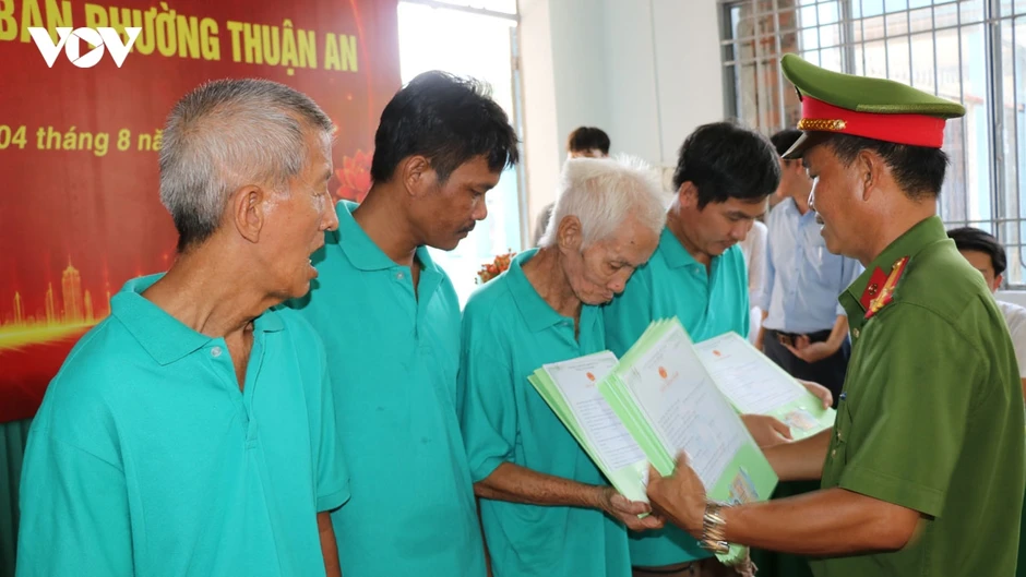 Những tấm căn cước đặc biệt được trao gửi cho nhóm nhân khẩu đặc thù Những tấm căn cước đặc biệt được trao gửi cho nhóm nhân khẩu đặc thù