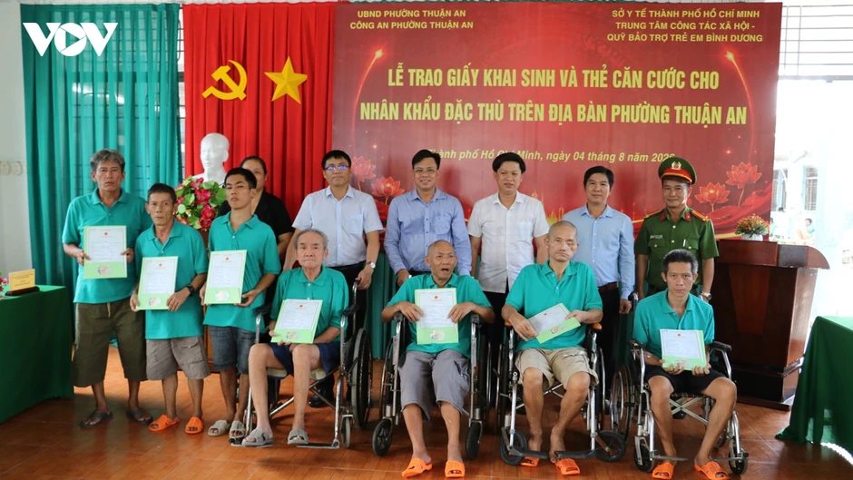 Những tấm căn cước đặc biệt được trao gửi cho nhóm nhân khẩu đặc thù Những tấm căn cước đặc biệt được trao gửi cho nhóm nhân khẩu đặc thù