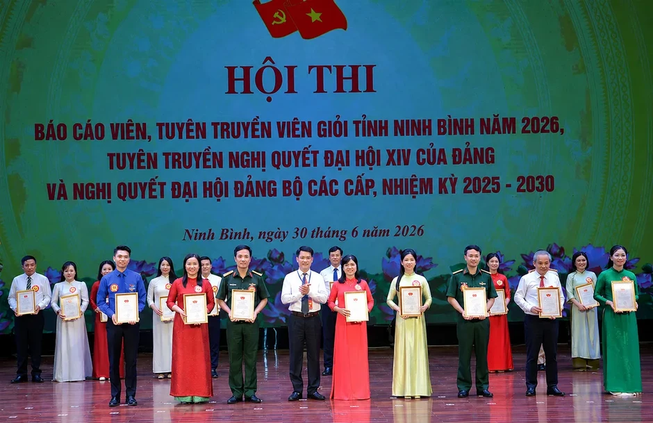 Ninh Bình: Đưa nghị quyết vào cuộc sống từ những “người truyền lửa” Ninh Bình: Đưa nghị quyết vào cuộc sống từ những “người truyền lửa”