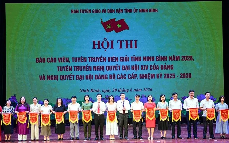 Ninh Bình: Đưa nghị quyết vào cuộc sống từ những “người truyền lửa” Ninh Bình: Đưa nghị quyết vào cuộc sống từ những “người truyền lửa”