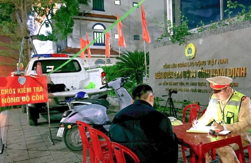 Ninh Bình: Giữ nhịp giao thông thông suốt cho "Ngày hội non sông" Ninh Bình: Giữ nhịp giao thông thông suốt cho "Ngày hội non sông"
