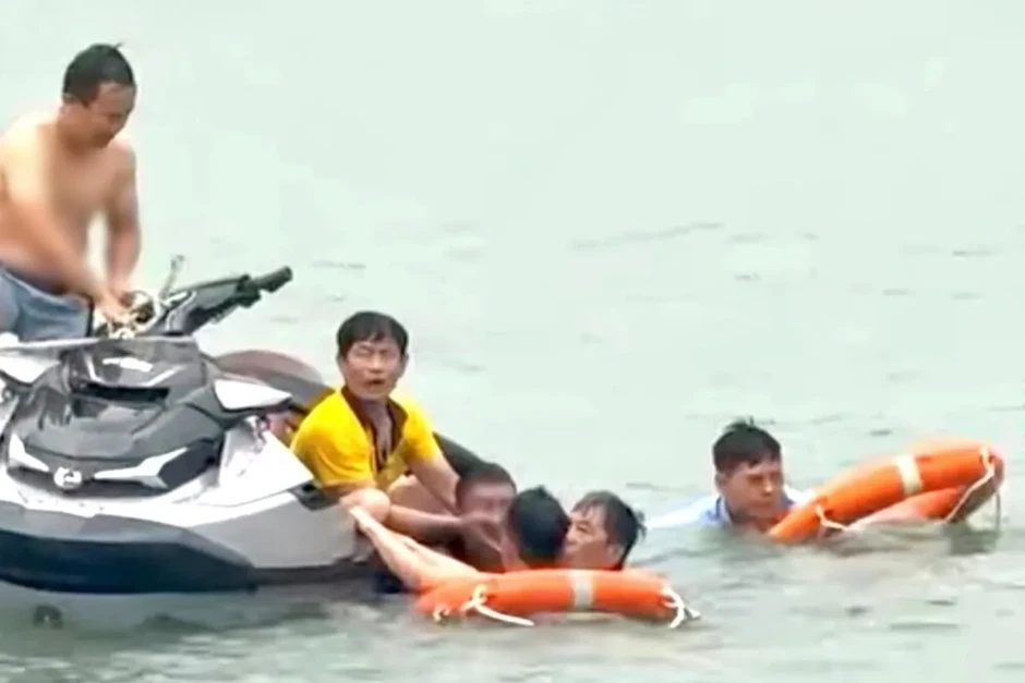 Ninh Bình tạm dừng hoạt động flyboard sau sự cố khiến 2 người gặp nạn Ninh Bình tạm dừng hoạt động flyboard sau sự cố khiến 2 người gặp nạn