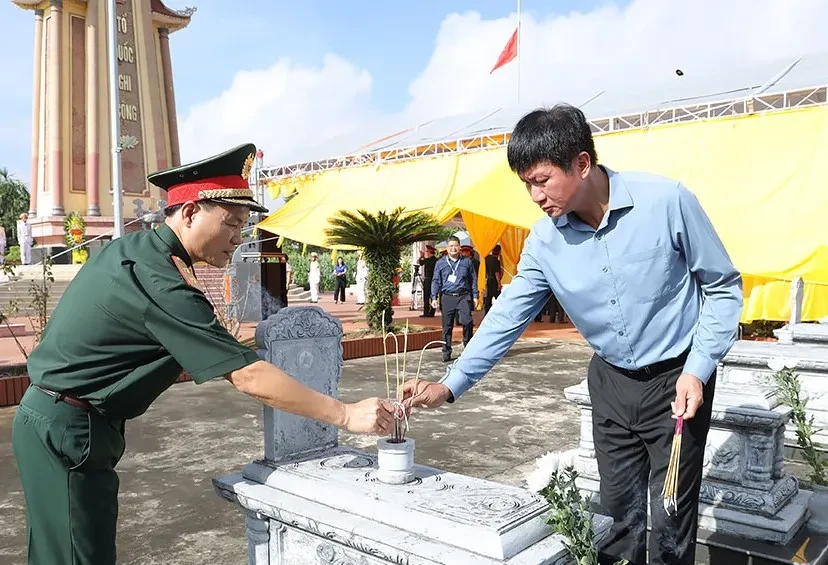 Ninh Bình: Từ những phần mộ chưa tên đến những mái nhà mới của nghĩa tình đồng đội Ninh Bình: Từ những phần mộ chưa tên đến những mái nhà mới của nghĩa tình đồng đội