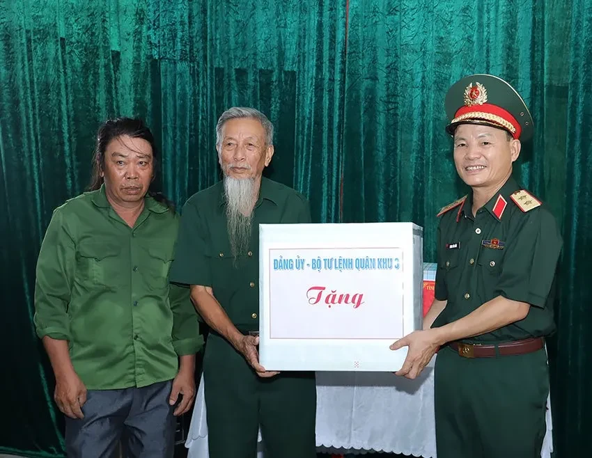 Ninh Bình: Từ những phần mộ chưa tên đến những mái nhà mới của nghĩa tình đồng đội Ninh Bình: Từ những phần mộ chưa tên đến những mái nhà mới của nghĩa tình đồng đội