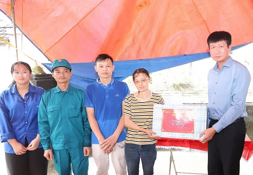 Ninh Bình: Từ những phần mộ chưa tên đến những mái nhà mới của nghĩa tình đồng đội Ninh Bình: Từ những phần mộ chưa tên đến những mái nhà mới của nghĩa tình đồng đội