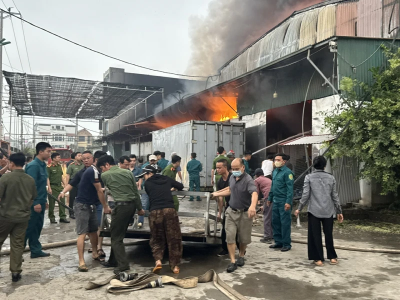 Nỗ lực dập tắt đám cháy tại xưởng kho bao bì sản xuất bánh kẹo Nỗ lực dập tắt đám cháy tại xưởng kho bao bì sản xuất bánh kẹo