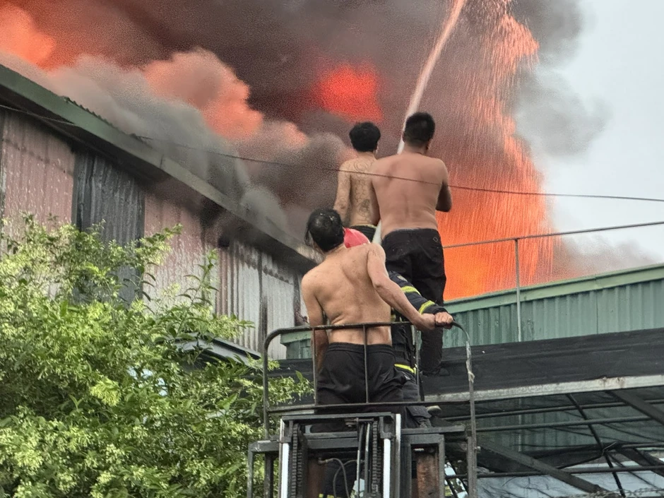 Nỗ lực dập tắt đám cháy tại xưởng kho bao bì sản xuất bánh kẹo Nỗ lực dập tắt đám cháy tại xưởng kho bao bì sản xuất bánh kẹo