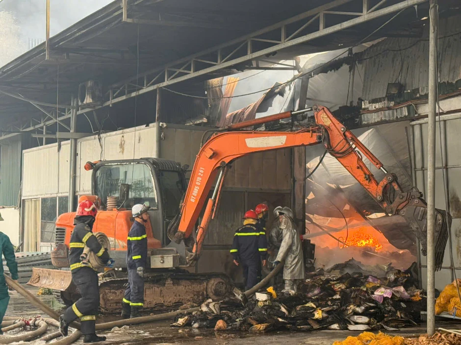 Nỗ lực dập tắt đám cháy tại xưởng kho bao bì sản xuất bánh kẹo Nỗ lực dập tắt đám cháy tại xưởng kho bao bì sản xuất bánh kẹo